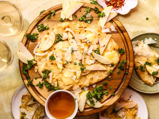 maçã, mel e pizza de pão sírio de cebola caramelizada