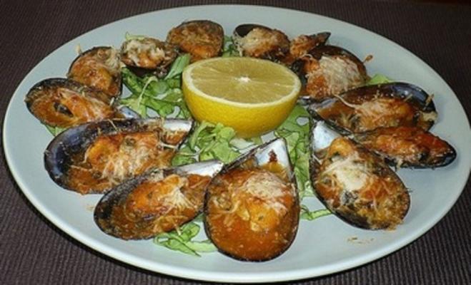 mexilhões em molho de tomate e queijo parmesão