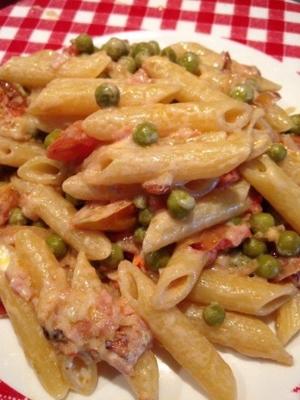 massa cremosa com presunto, tomate e ervilhas