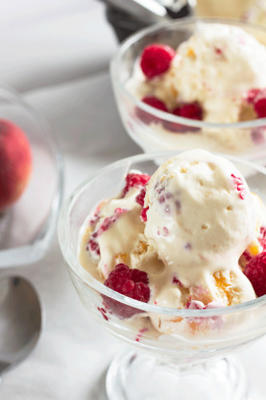Gelado de pêssego e framboesa sem churn