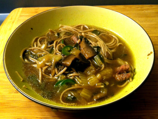 gingery beef caldo com macarrão soba e bok choy