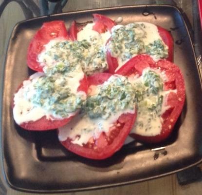 tomates com molho de iogurte de manjericão