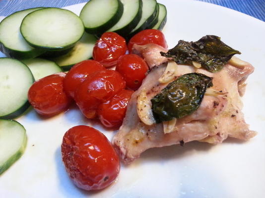 Frango assado com tomate, alho e manjericão