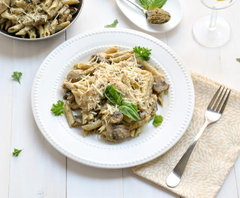 macarrão penne com frango, cogumelos e molho pesto