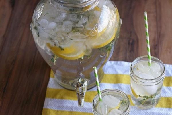 água com sabor de limão e tomilho