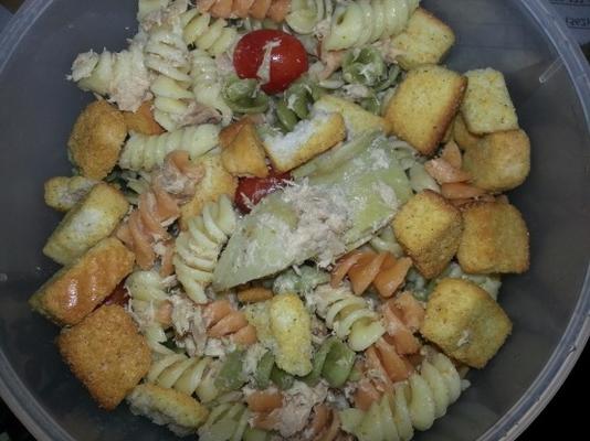 salada de macarrão fácil de atum com alcachofras e croutons