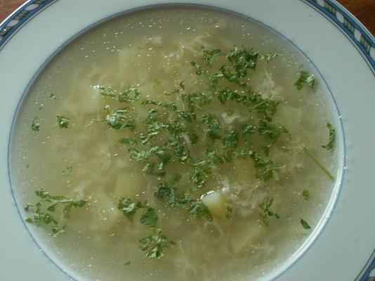 sopa de alho com batata e ovo
