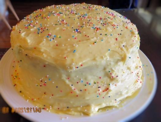 Bolo de camadas de limão e alecrim