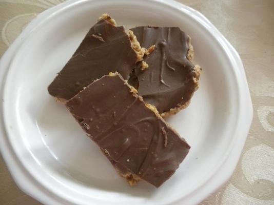 quadrados de manteiga de amendoim pretzel de chocolate no-bake