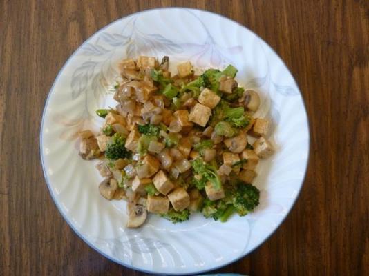 tofu e brócolis no molho de amendoim