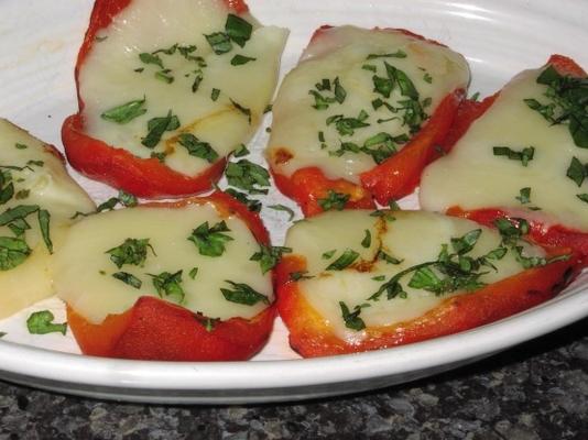 pimentos vermelhos assados ​​recheados com queijo