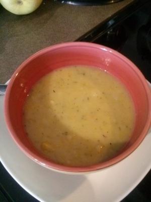 Sopa de batata, alho-poró e repolho