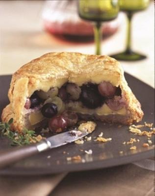 brie assado com uvas