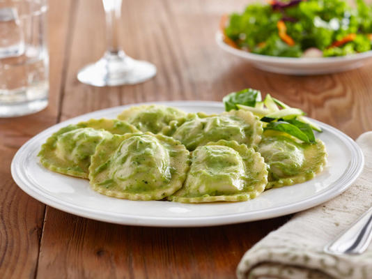 ravioli de espinafre e queijo fresco w molho de abobrinha vegan cremoso