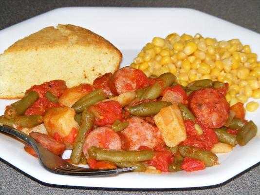 salsicha, feijão verde e frigideira de batata