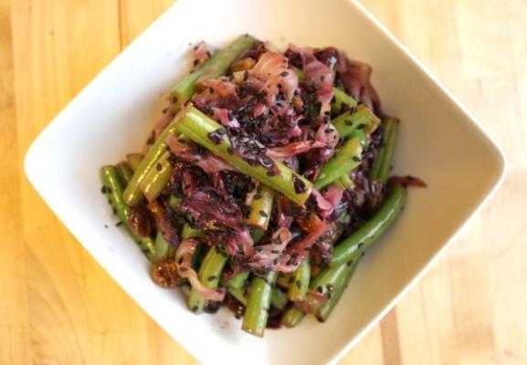 radicchio, feijão verde e salada dourada de passas