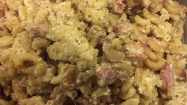caçarola de brócolis, presunto e macarrão