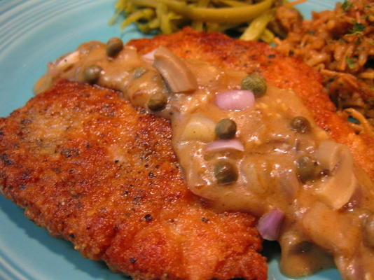 scallopini de jacaré com molho de cogumelo de alcaparra