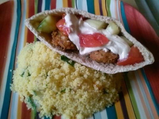 falafel em pita com alho assado e cuscuz de cebola caramelizada