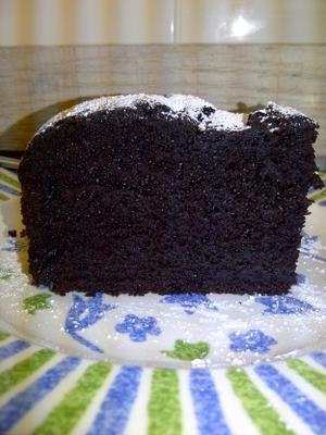 uma tigela de bolo de chocolate escuro
