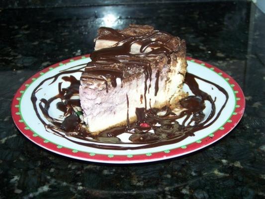 cheesecake de framboesa / amora com topache de casca de ganache de chocolate