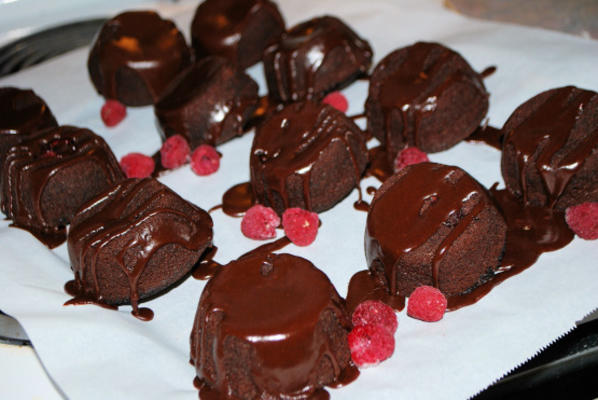 duplo chocolate-framboesa de cabeça para baixo cupcakes