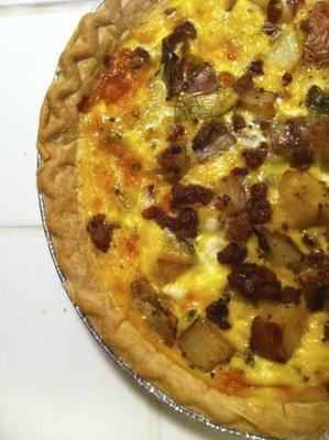 batata salsicha, alho francês, quiche, com, lado, bebê, salada espinafre