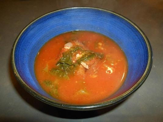 sopa de feijão-tomate picante com verduras com pão de alho