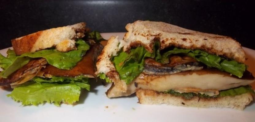 sanduíche de cogumelo e berinjela portabella estilo vegan