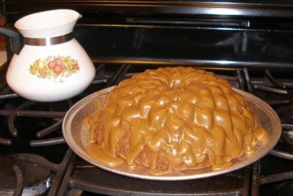 bolo de pistache de remy com cobertura de caramelo