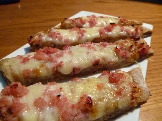 pizza de queijo e presunto suíço com molho de manga