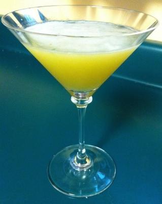 martini de manjericão pêssego
