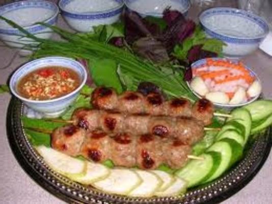 nem nuong (rissóis vietnamitas de carne de porco grelhada)