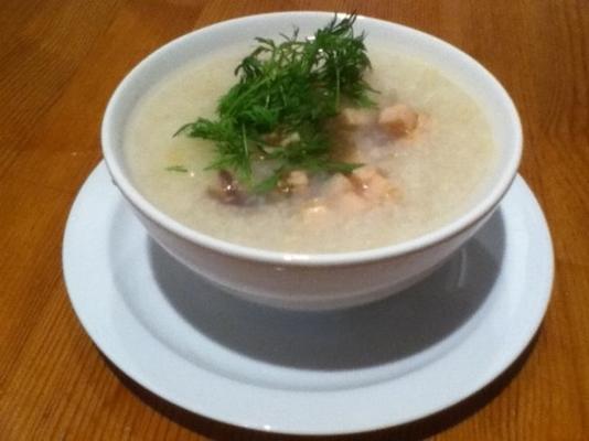 sopa de arroz com cubos de frango