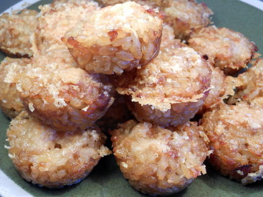 Bolos de arroz de cebola e mussarela caramelizados
