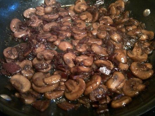 cogumelos com bacon e cebola na redução de vinho tinto