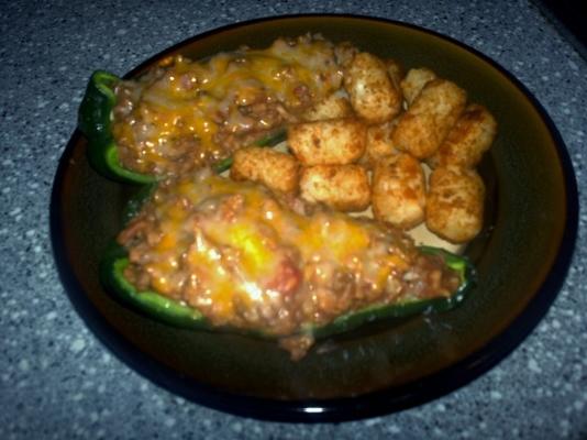 poblanos recheados de feijão refried w / queijo