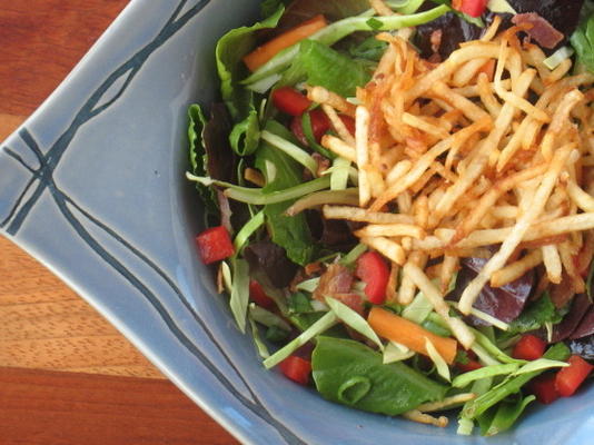 Salada de bistrô tailandês com croutons de curry de curry