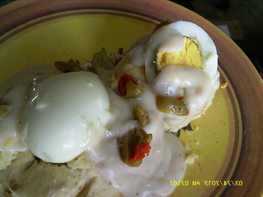 ovos em biscoitos com molho de azeitona