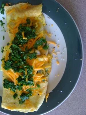 omelete de camarão, espinafre e queijo cheddar.