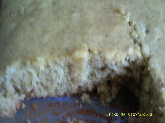 bolo de nozes de banana com cobertura de caramelo