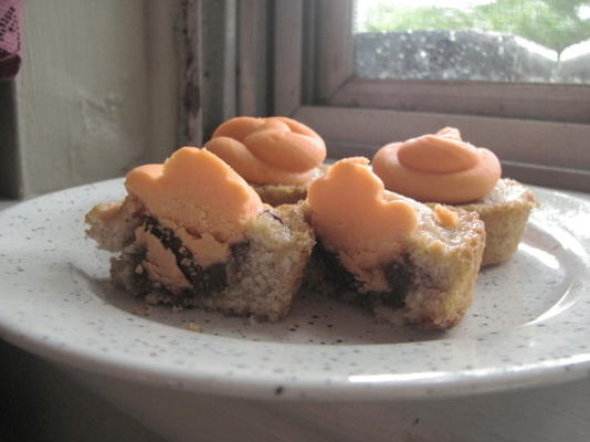 bolinhos de especiarias com recheio de chocolate e cobertura de baunilha