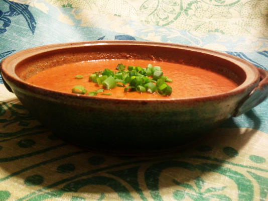 sopa de tomate e pimenta vermelha gelada