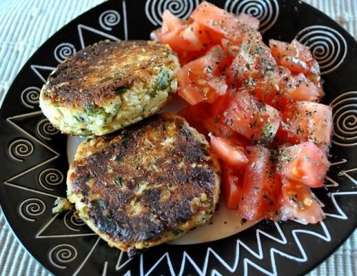 rissóis de ricota frita com salada de tomate