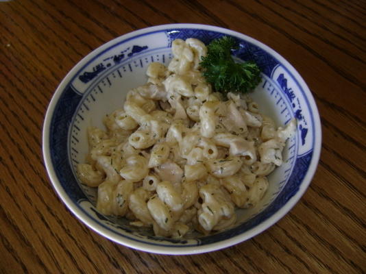 salada de macarrão cremosa com endro