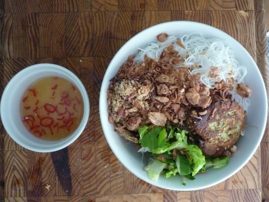 bun chao gio - macarrão vietnamita com rolinhos primavera
