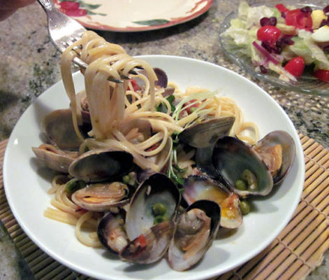 linguine con vongole com ervilhas