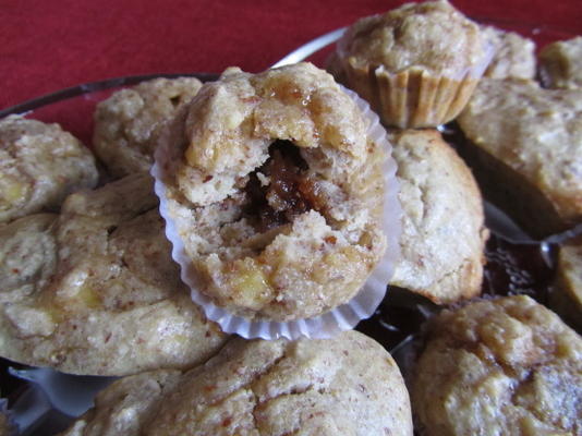 Muffins de nozes de banana com geléia de enchimento livre de glutin