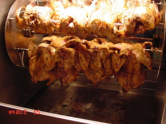 galinhas cornish em um rotisserie