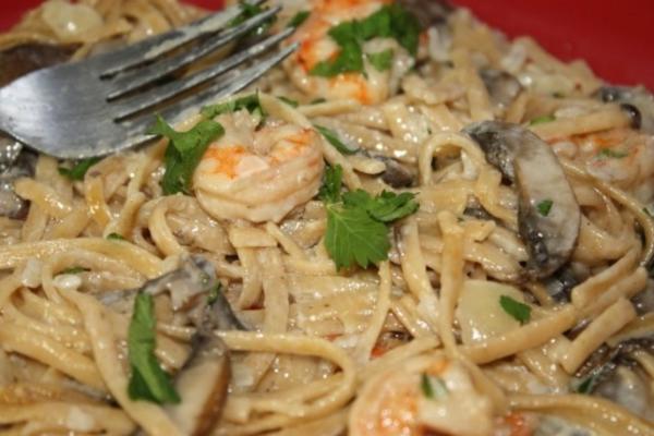 molho de camarão e creme de cogumelos com linguine